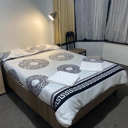 371 Cranbrook Rd Ig2 Hotel อิลฟอร์ด ภายนอก รูปภาพ