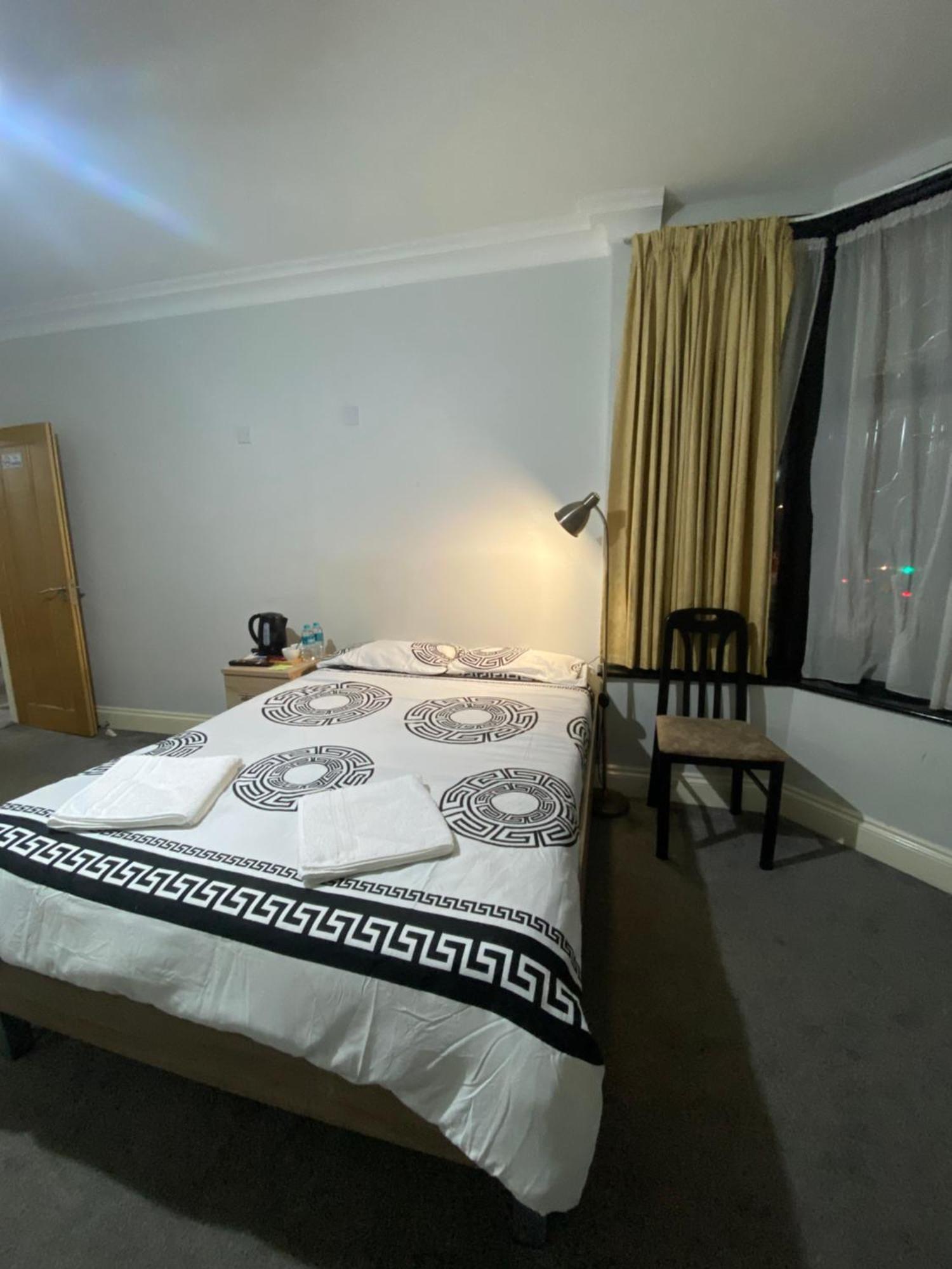 371 Cranbrook Rd Ig2 Hotel อิลฟอร์ด ภายนอก รูปภาพ