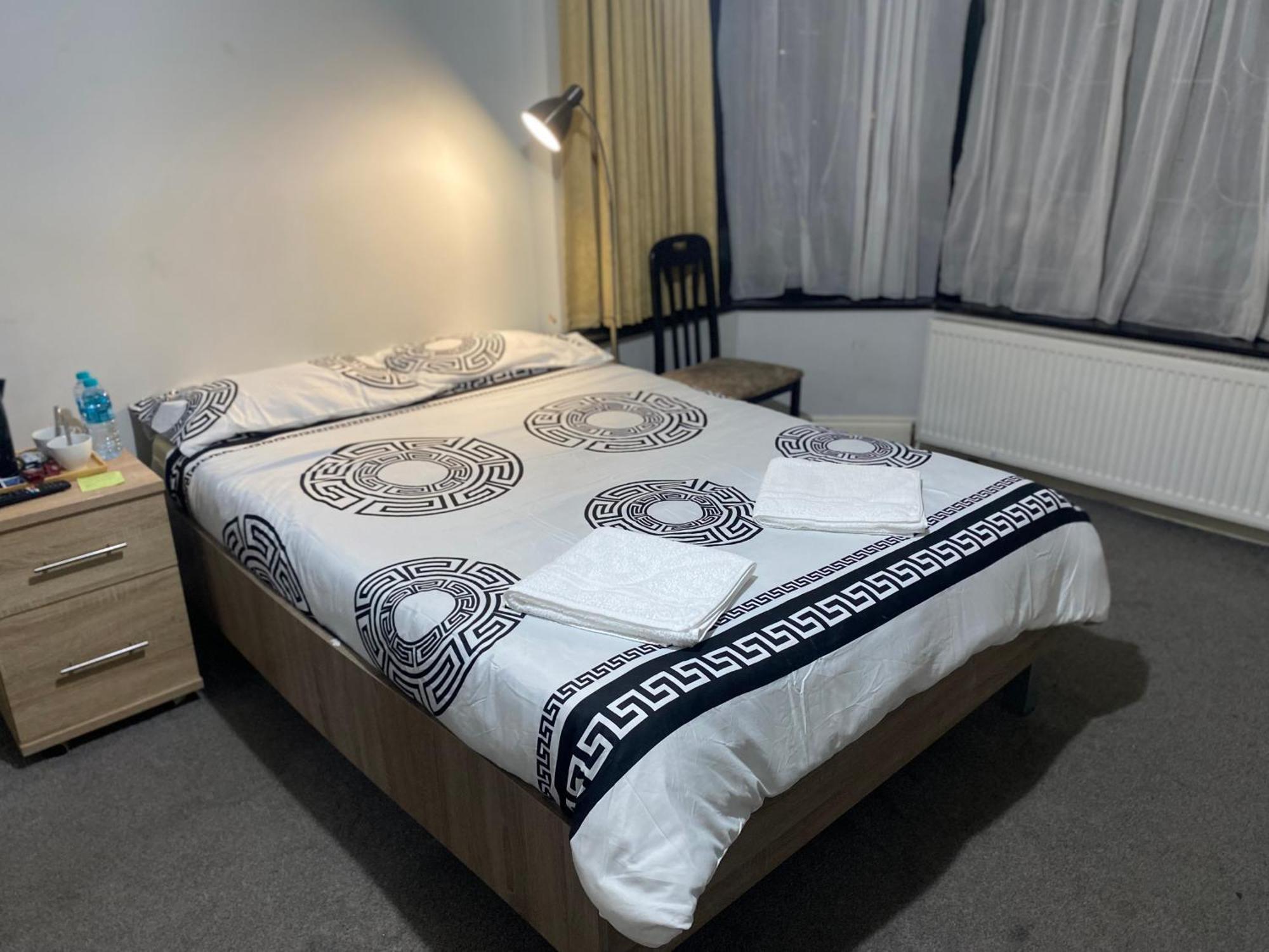 371 Cranbrook Rd Ig2 Hotel อิลฟอร์ด ภายนอก รูปภาพ